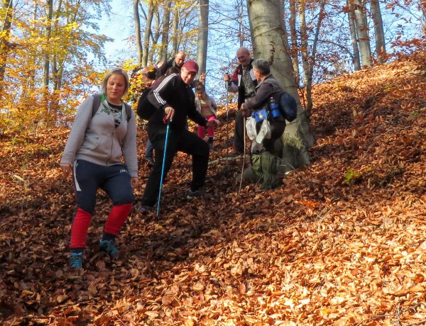 Holdbéli táj színes levelekkel, gyalogtúra a Bélkő-hegyre és környékre 