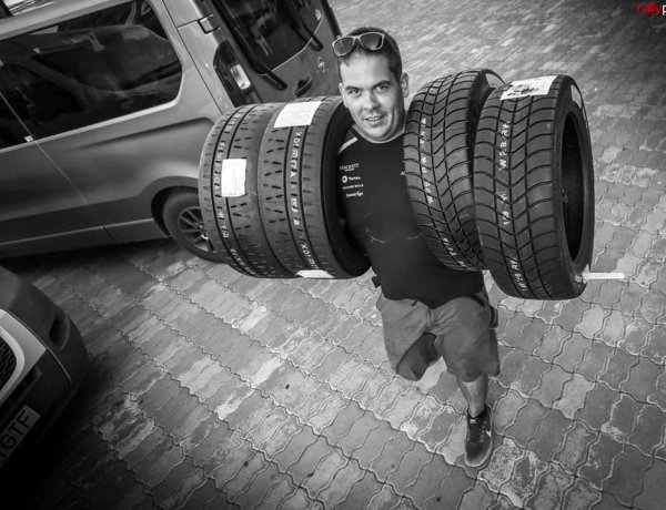 Ideje nagy részét a raliautók alatt tölti, de jövő héten akár neki is juthat a rivaldafény