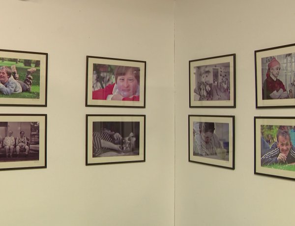 Szememmel látlak – Kokas Karolinával beszélgettünk szociofotóiból nyílt kiállítása kapcsán