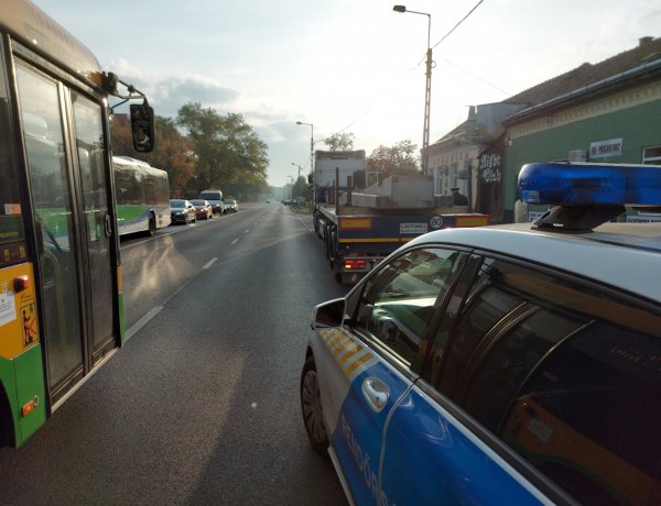 Két teherautó ütközött a Rákóczi és a Mező utca kereszteződésében