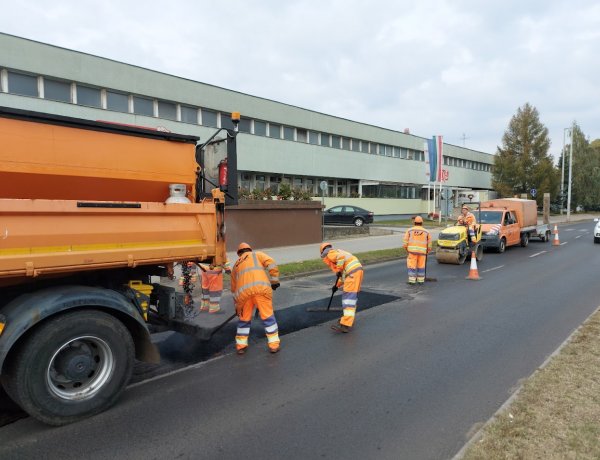Forgalomkorlátozás: útjavítási munkálatokat végez a Magyar Közút a Vasgyár utcán 