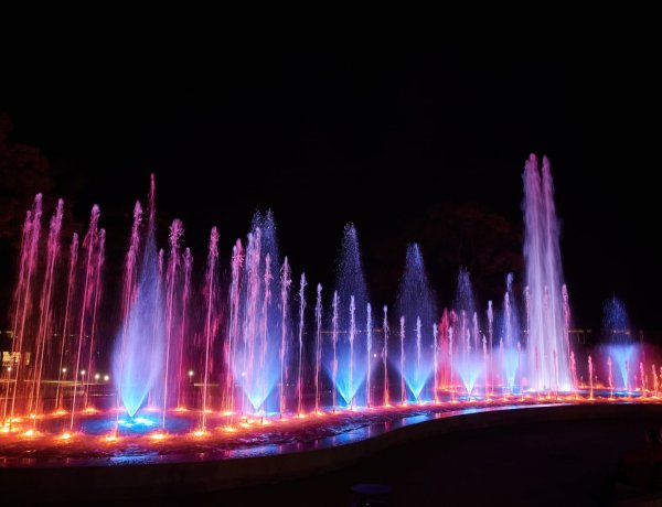 Újabb turisztikai attrakció – Elkészült a látványos showelemeket bemutató új szökőkút