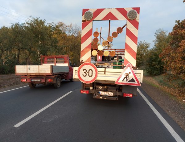 Nyíregyháza és Nyírpazony között a főútvonal burkolati hézagolását végzik