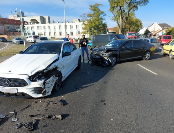 Baleset történt a Család utcánál kedd reggel, totálkáros lett mindkét jármű