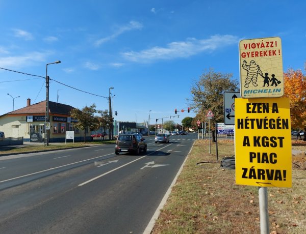 Táblák jelzik, hogy hétvégén zárva lesznek a piacok a Tokaji úton     