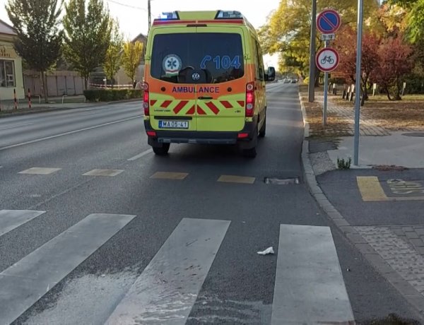 Átkelés közben esett el a férfi a zebrán, a mentők kórházba szállították