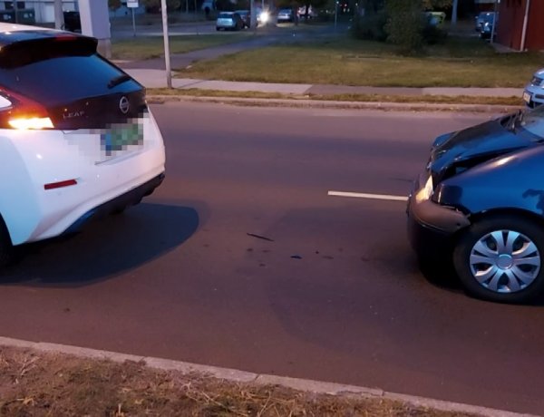 Két személyautó ütközött a Kert utcánál                                      