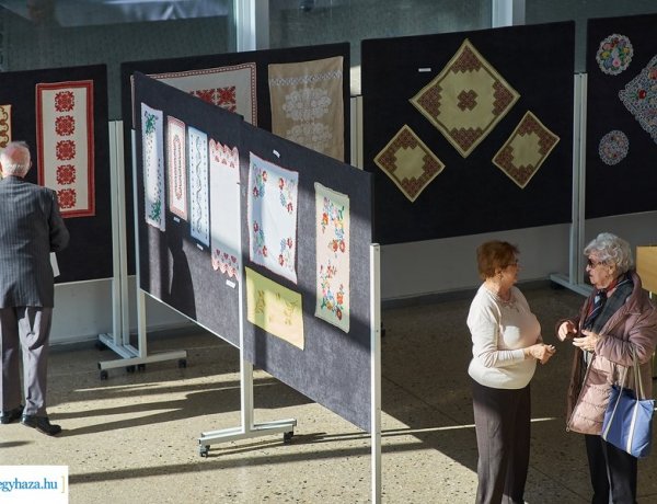 Szépkorúak kézimunka-kiállítása nyílt a Váci Mihály Kulturális Központban