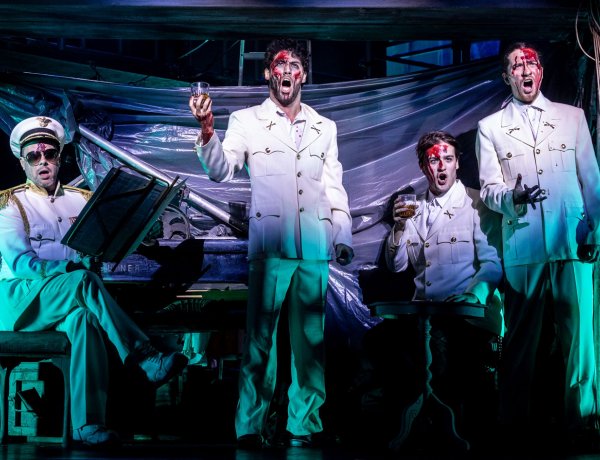 Mi is ott ülhetünk Kurázsi mama szekerén                             