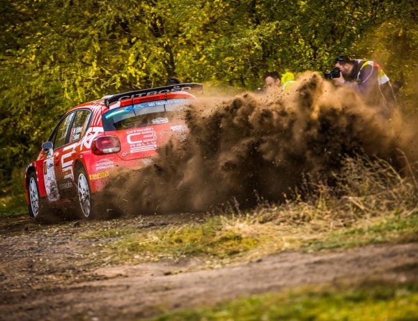 Tűz, defektek, dráma - Gryazin vezet, Herczig a második a Rally Hungaryn