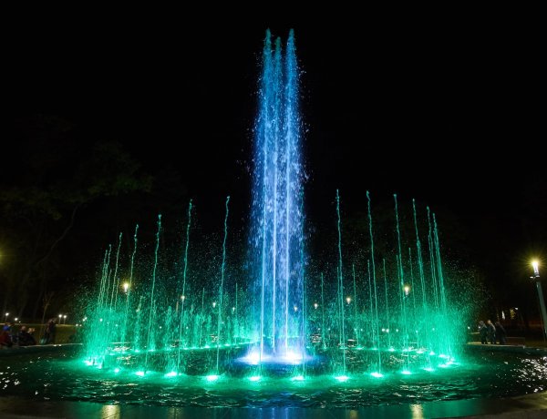 Rengetegen voltak kíváncsiak az új sóstói szökőkútra                   