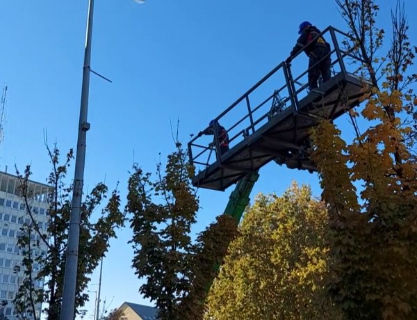 Megkezdték a karácsonyi fények felszerelését a város különböző pontjain