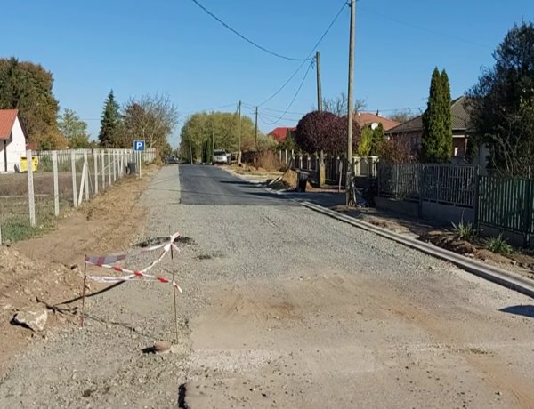Folytatódnak a Szamos utcán az útépítési munkálatok                       