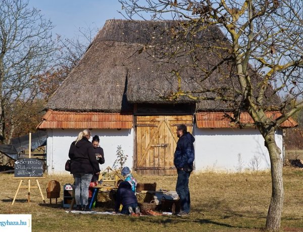 Diócsörgő és gyertyamártás – Őszi szünet a Sóstói Múzeumfaluban         