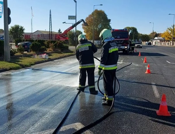 Több mint 100 liter festék borult ki a Pazonyi út kivezető szakaszára