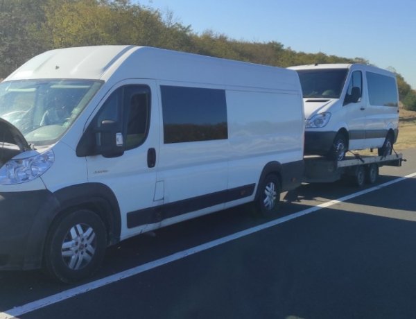 Túlsúlyos járműszerelvény közlekedését szakították meg                           