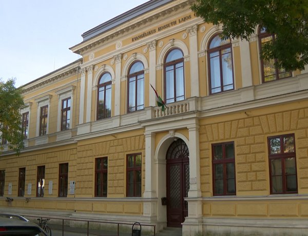 Büfé és közösségi tér épül a Kossuthban – Pinceszigetelés az iskolában