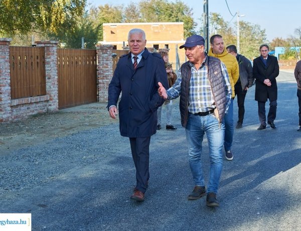 Zajlik az útfejlesztési program Nyíregyházán – A Szamos utcán tartottak bejárást