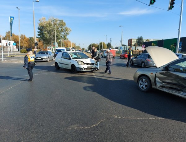 Nagy erejű ütközés történt az Orosi út és a Törzs utca kereszteződésében
