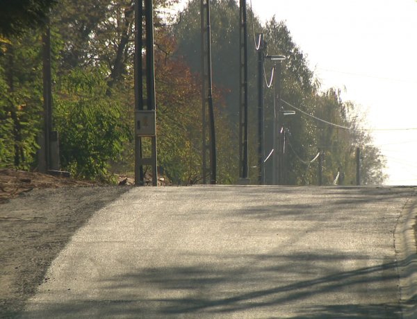 Folyamatos az útfelújítás – 9 városrészben 18 út kapott szilárd aszfaltburkolatot