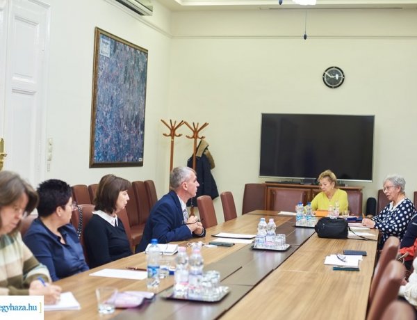 Temetőbehajtás és karácsonyi pályázat – Ülésezett az Idősügyi Tanács