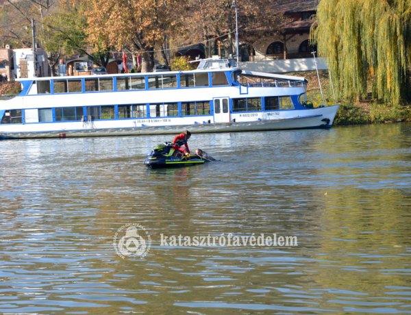 Tiszai gyakorlat: a hullámok közül mentettek ki egy embert!  