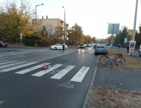 Gyalogátkelőhelyen, nagymamája mellől sodort el egy jármű egy 7 éves gyermeket