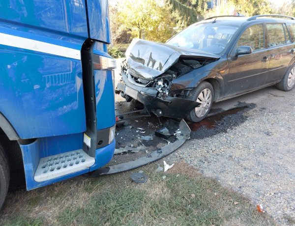 Egy kamion és egy személyautó frontálisan ütközött a  36-os úton, öten megsérültek