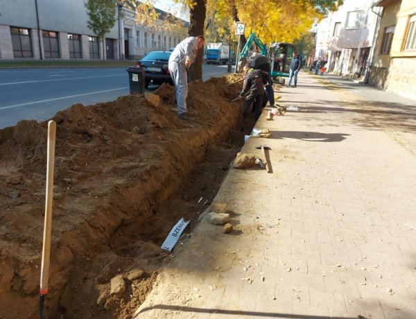 Közmű-helyreállítási munkálatok folynak a Bethlen Gábor utcán, a Víz és a Búza utca között