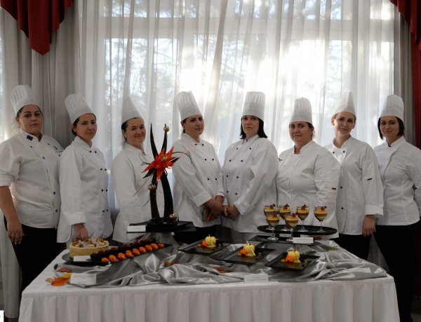 Cukrász mestervizsga: torta és pohárdesszert is szerepelt a feladatok között