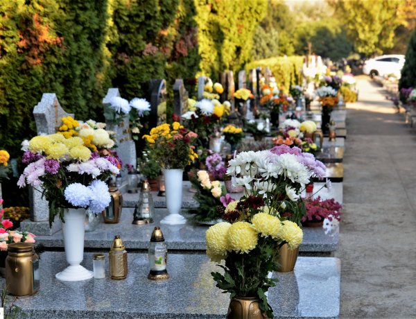 Már vasárnap is kigyúltak az emlékezés fényei az Északi temetőben