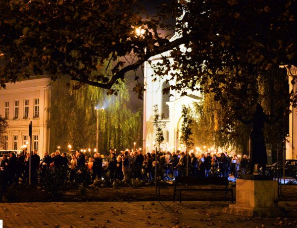 Fáklyás felvonulással és közös istentisztelettel emlékeztek a reformáció ünnepére Nyíregyházán