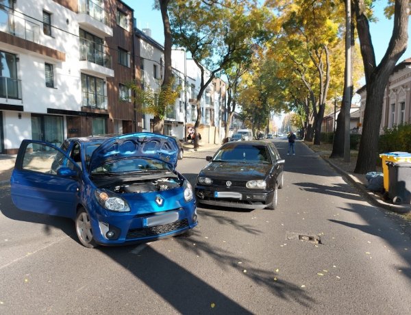 Jelentős anyagi kárral járó baleset történt a Dózsa György utcán 