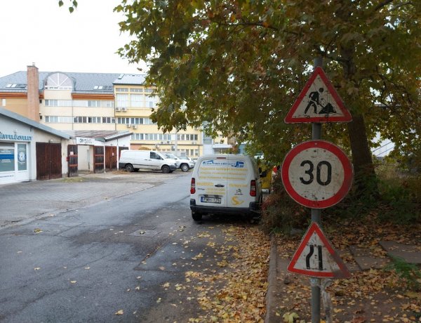 Parkolókat alakítanak ki a NYÍRVV munkatársai az Ér utcán