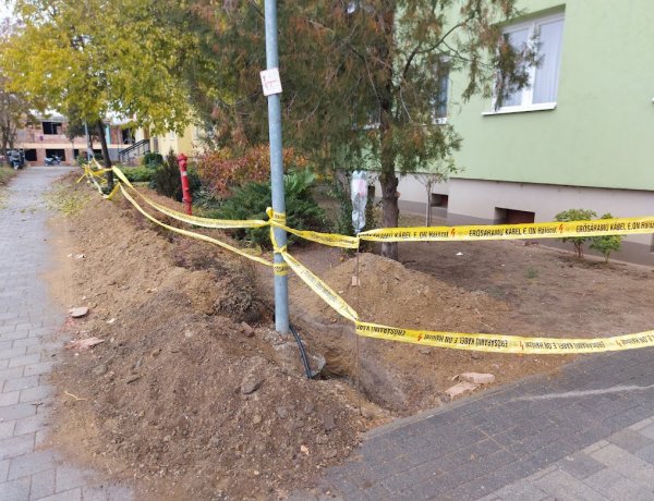 A Deák Ferenc utcán az 56-58-60. szám előtt a TITÁSZ munkatársai erősáramú kábelt fektetnek