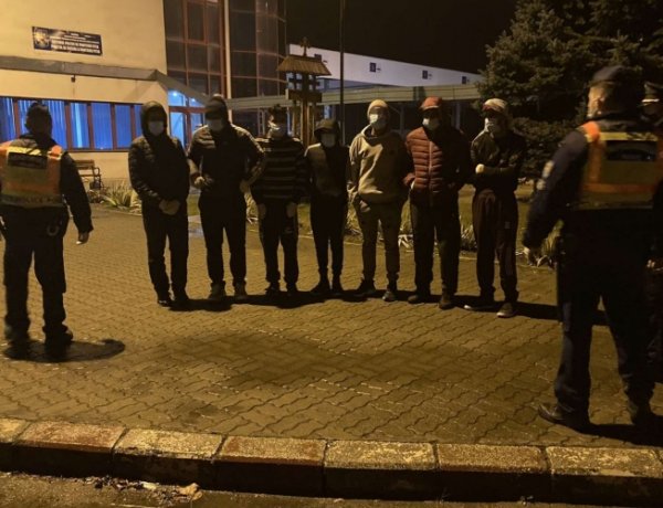 Átadták a rendőrök a hét határsértőt a román határőrizeti szerv munkatársainak
