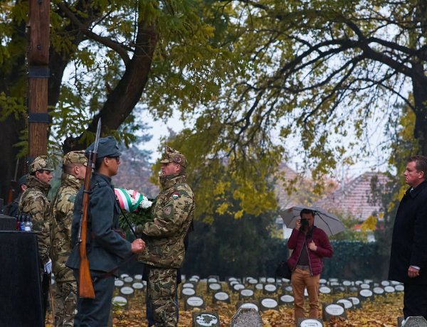 Az első világháborúban elhunyt katonákra emlékeztek a Hősök temetőjében