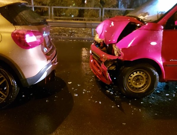 Jelentős anyagi kárral járó baleset történt a kedd esti esős időben a Debreceni úton