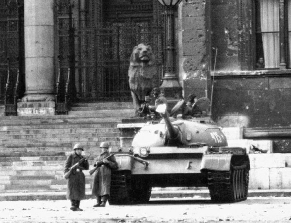 November 4. – Szovjet tankok rohanták le a cserben hagyott országot