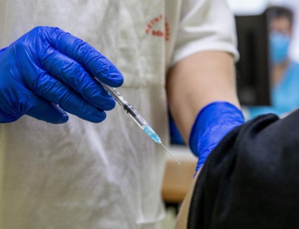 A kormány oltási akcióhetet indít a kórházi oltópontokon