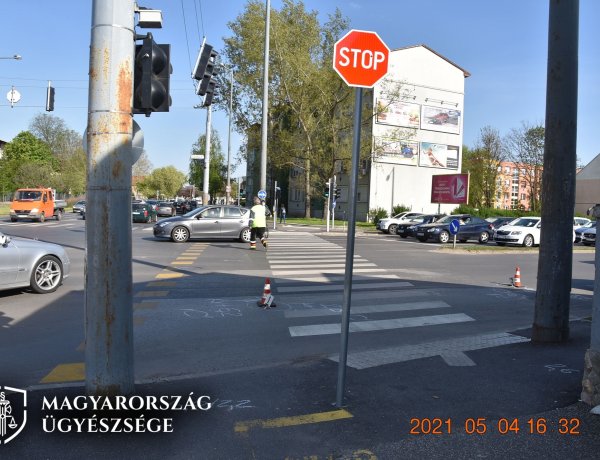 Kerékpárúton gázolt a figyelmetlen gépkocsivezető