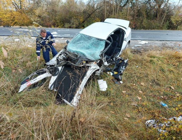 Megrázó fotók a 4-es főúton történt balesetről – Egy súlyos és egy könnyű sérült kórházban