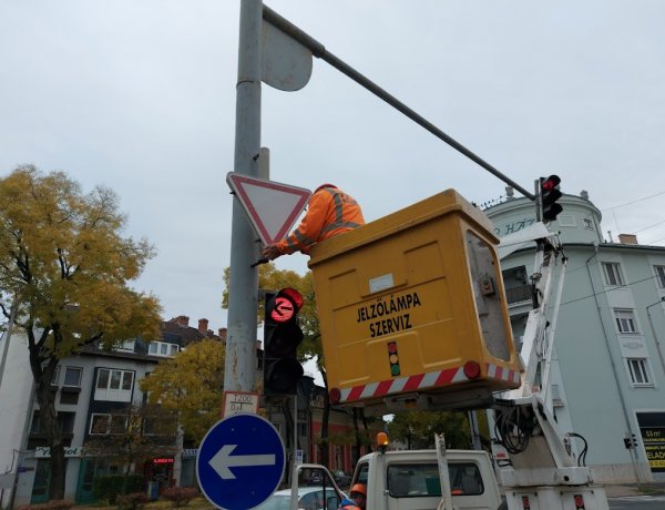 A Magyar Közút munkatársai megkezdték Nyíregyháza közúti jelzőlámpáinak karbantartását