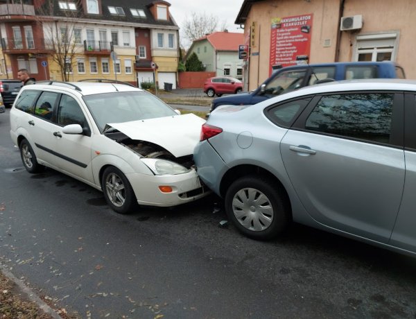 A Kállói úton utoléréses hármas karambol történt pénteken délelőtt