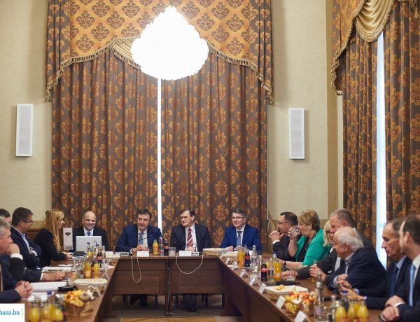 A nyíregyházi reptér és egyetem fejlesztése is fontos a záhonyi övezet beruházásai mellett