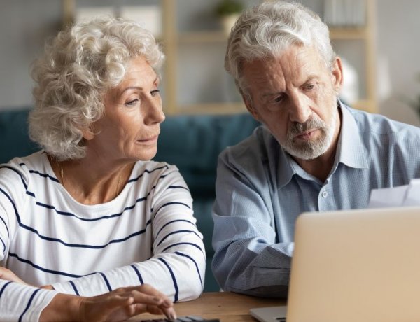 A héten kezdődik a novemberi nyugdíjak kézbesítése – Átlagosan 100 ezer forint a plusz az októberi összeghez képest