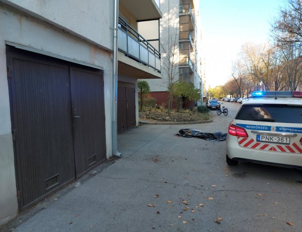 Tragikus hír – Eddig tisztázatlan okokból kiesett egy személy egy második emeleti erkélyről a Kert utcán, nem élte túl a zuhanást
