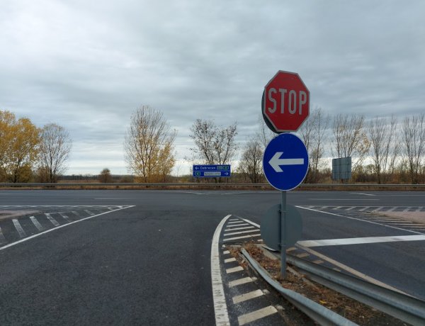 Szombat reggelre kiütöttek egy KRESZ-táblát a Garibaldi utcán