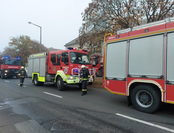 Rövidzárlatos kapcsolószekrényhez riasztották a tűzoltókat a Széchenyi utcára