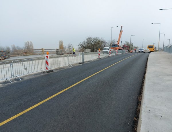 Kezdődik a Tiszavasvári úti felüljáró északi oldalának aszfaltozása és szintbe helyezése